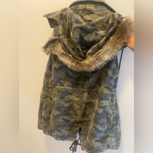 Velvet by Graham and Spencer Women’s camo army vest. Size small